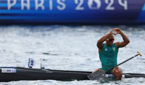 Isaquias Queiroz conquista medalha de prata na canoagem