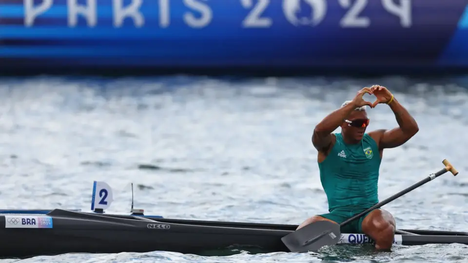 Isaquias Queiroz conquista medalha de prata na canoagem