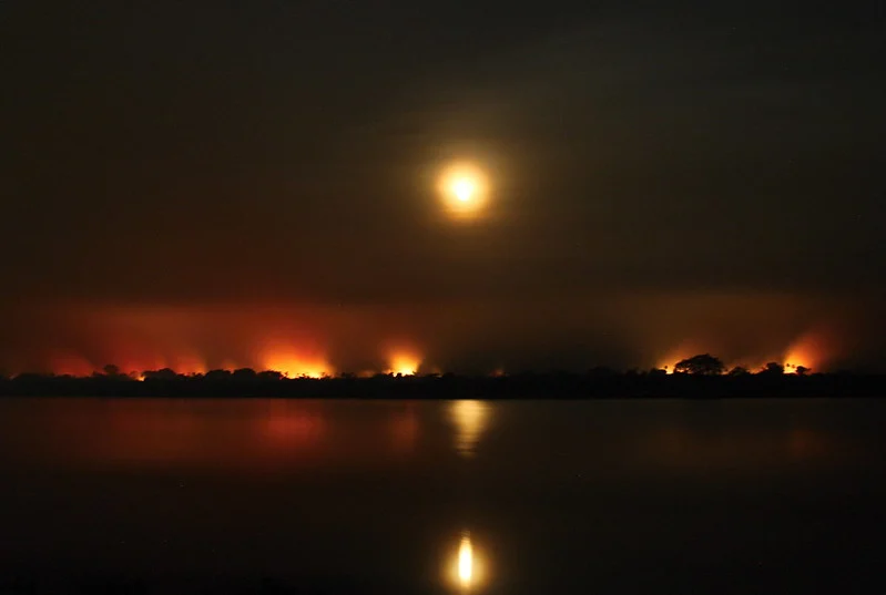 O governo do Mato Grosso do Sul decretou situação de emergência pelos incêndios no Pantanal, que eram visíveis do outro lado do rio, em Corumbá (MS). Crédito: Sebastian Franco/ Flickr