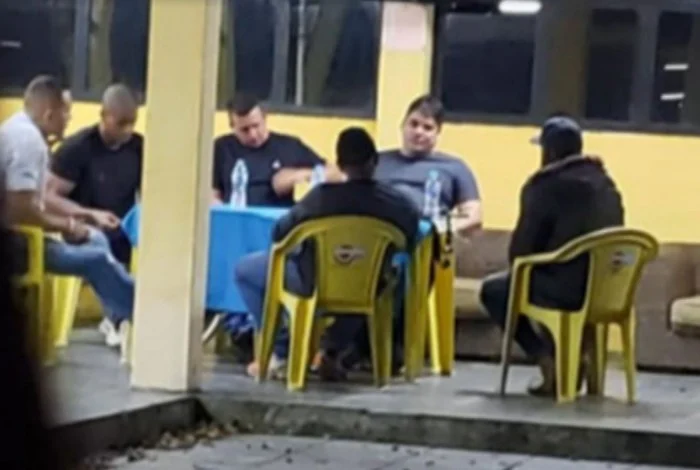 Professor Lucas (ao centro, de camisa cinza) em reunião com milicianos. Prefeito recebeu apoio de Flávio Bolsonaro