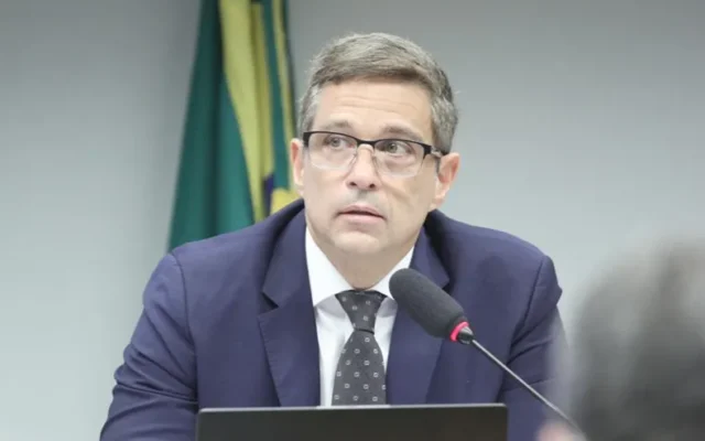 Em ação popular, Boulos pede à Justiça suspensão de poderes de Campos Neto no BC