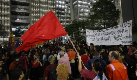 Alunos ocupam prédio principal da Uerj, e protesto termina em agressão