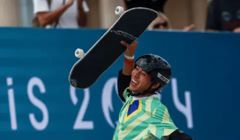 Augusto Akio conquista a medalha de bronze no skate park em Paris