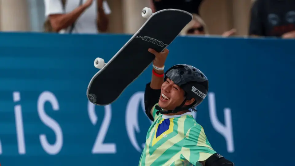 Augusto Akio conquista a medalha de bronze no skate park em Paris