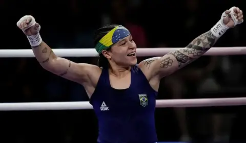 Bia Ferreira perde em luta parelha, mas garante bronze no boxe