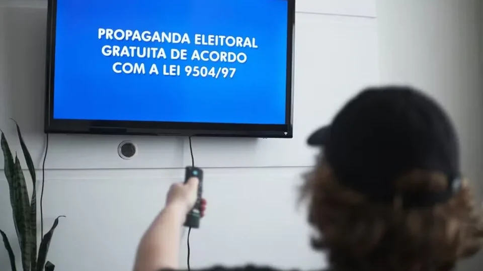 Propaganda eleitoral no rádio e na TV começa hoje; saiba dias e horários