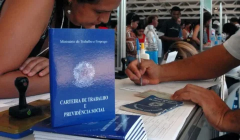 Desemprego cai a 6,6% no trimestre encerrado em agosto, segundo IBGE