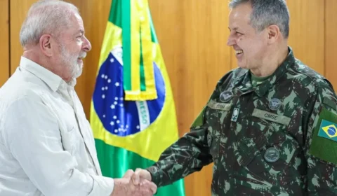 Comandante do Exército discursa diante de Lula e cita dificuldades da carreira