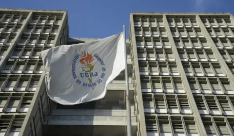 Alunos da Uerj ocupam reitoria após corte em auxílios para alimentação e compra de livros