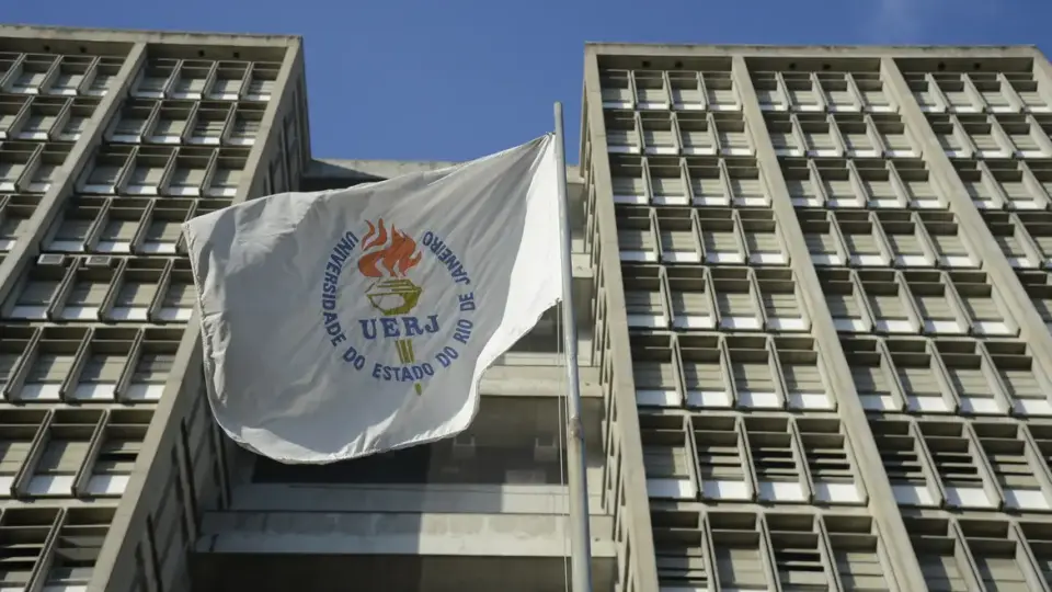 Alunos da Uerj ocupam reitoria após corte em auxílios para alimentação e compra de livros