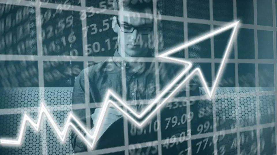 Ibovespa sobe 1,36% e bate recorde histórico aos 135.777 pontos