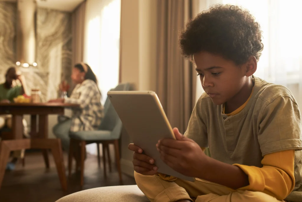 estudante negro acessando a internet através de um tablet