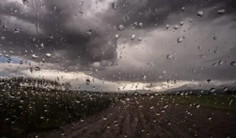 Frente fria se aproxima com chuva e ciclone extratropical no RS