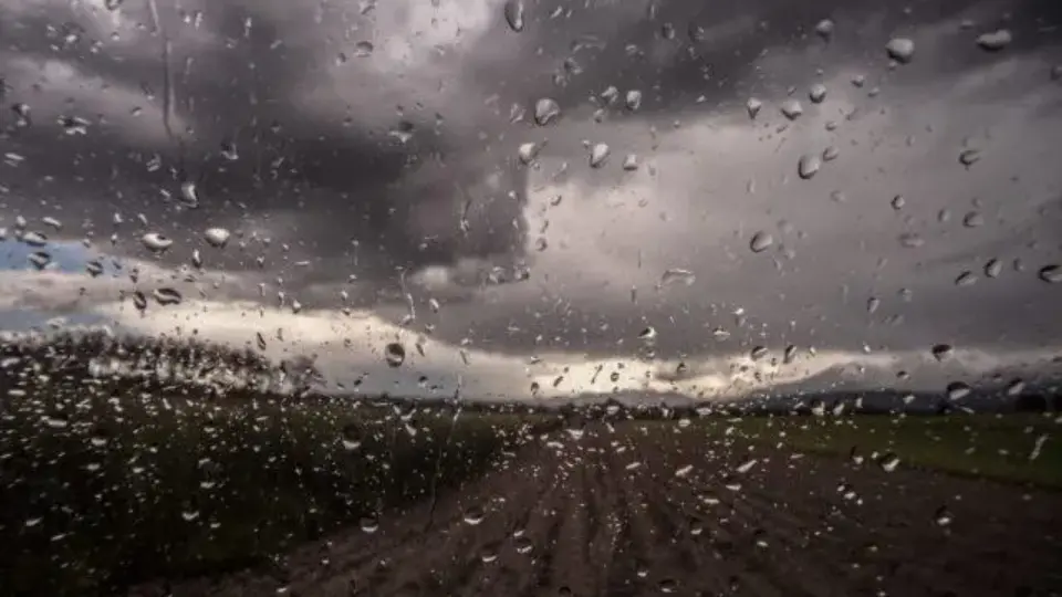 Frente fria se aproxima com chuva e ciclone extratropical no RS