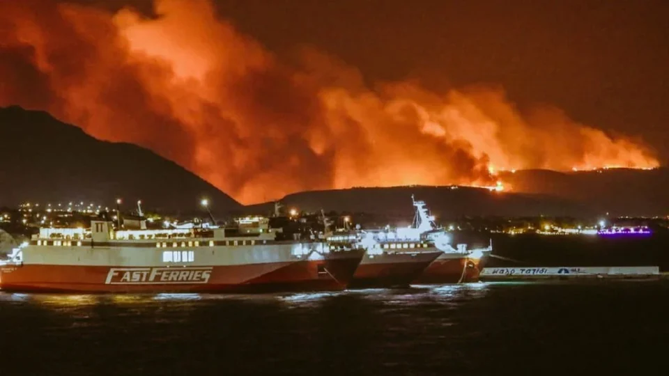 Incêndios florestais colocam Grécia em alerta e 25 localidades são evacuadas