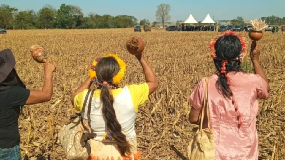 Alvo de ataques de fazendeiros e prática histórica da luta indígena no Brasil