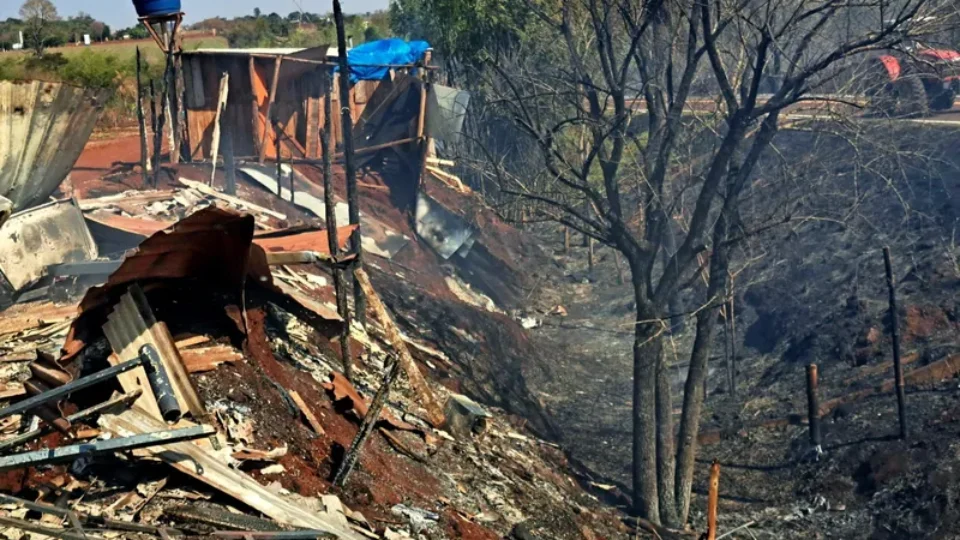 Acampamento do MST tem barracos incendiados e moradores suspeitam de crime