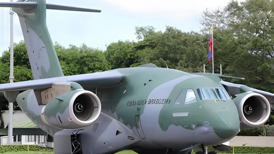 Maior avião de combate ao fogo do país inicia operação em SP após melhora de visibilidade