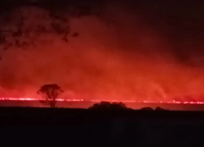 Segundo moradores, fogo foi causado por jagunços que chegaram a atirar em agricultores do MST