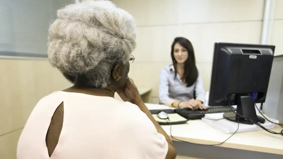 Comissão do Senado aprova projeto que isenta FGTS e INSS de trabalhadores aposentados