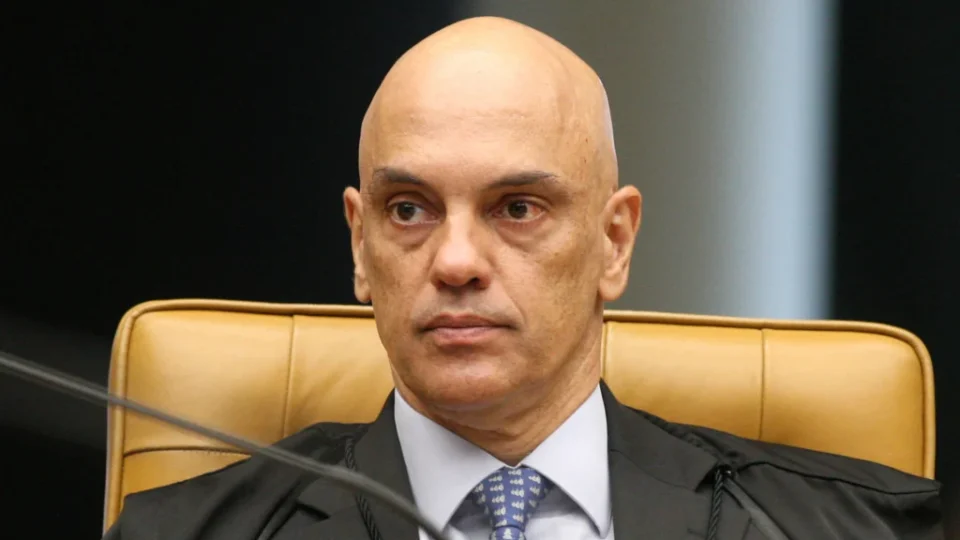 Moraes mantém bloqueio do X e condiciona volta a pagamento de multas