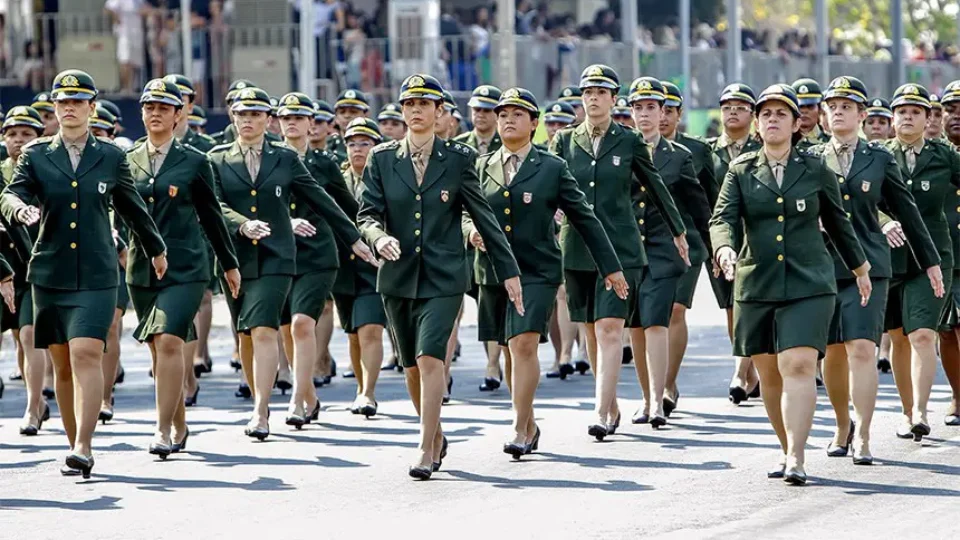 Governo publica regras para o alistamento militar feminino aos 18 anos; entenda