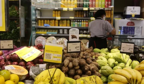 Intenção de consumo das famílias recuou 0,3% em setembro, diz CNC