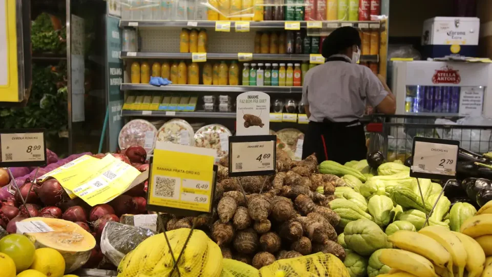 Intenção de consumo das famílias recuou 0,3% em setembro, diz CNC