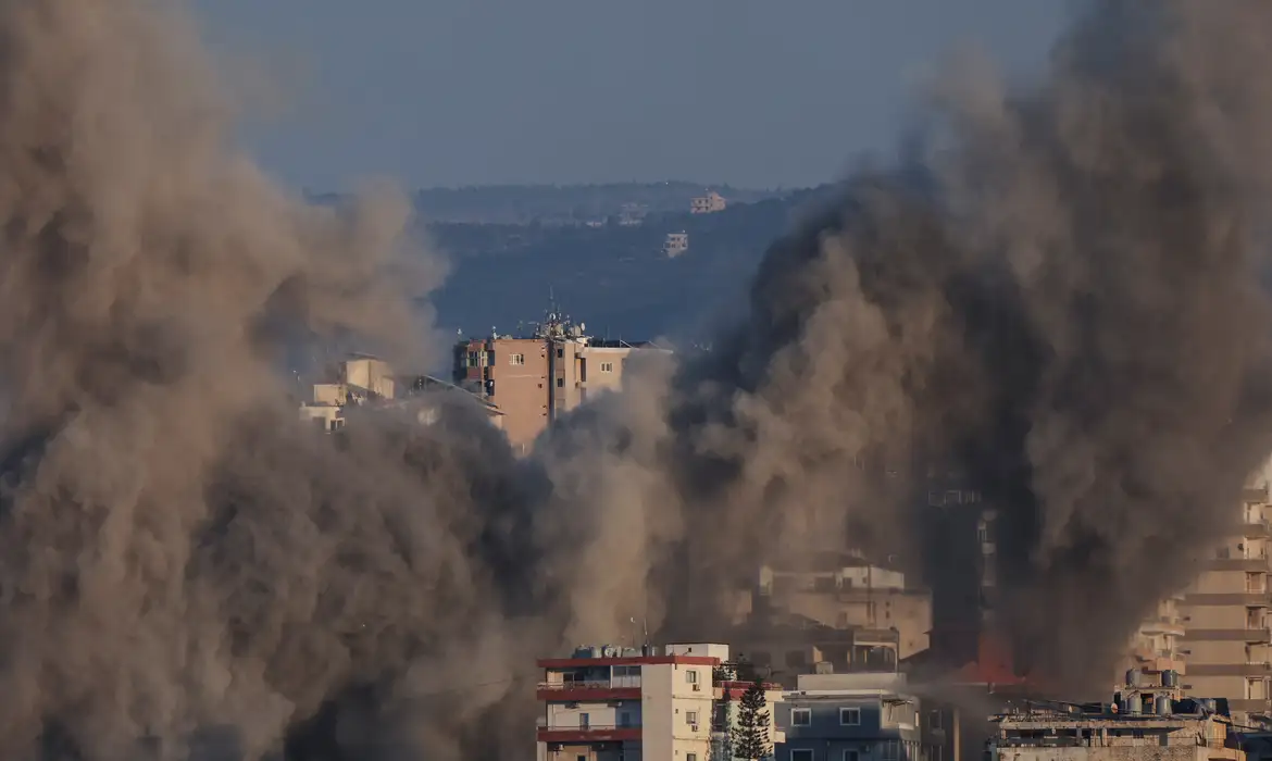 Um adolescente brasileiro de 15 anos morreu nesta quarta-feira (25) durante bombardeios de Israel no Líbano