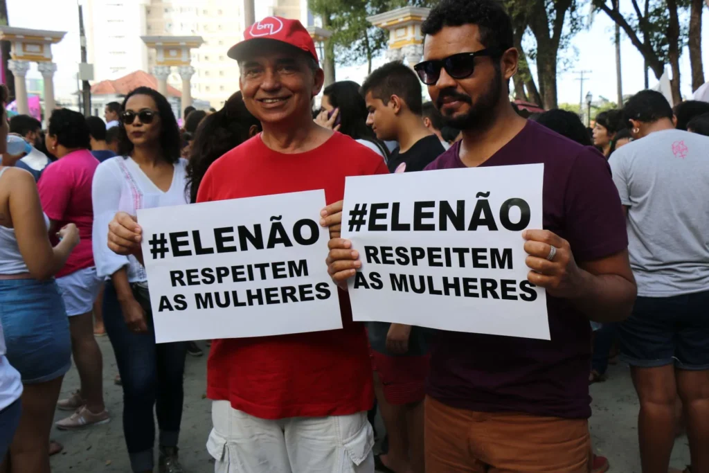 A luta feminista é uma causa que precisa do engajamento de toda a sociedade, como em 2018, quando homens e mulheres se manifestaram contra a candidatura à presidência do então candidato Jair Bolsonaro por todo o páis. Crédito: Lucíola Correia/ Creative Commons