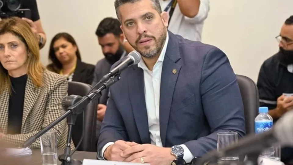 Rodrigo Amorim ganha recurso e mantém candidatura a prefeito do Rio