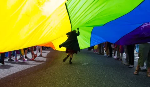 Como o movimento LGBTQIA+ luta por direitos políticos?