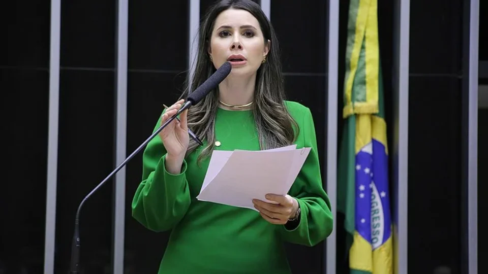 Deputada que pautou PEC que proíbe aborto legal atacou o sistema eleitoral