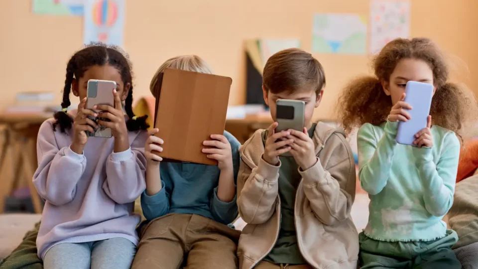 Governo Lula prepara medida para banir o celular nas escolas