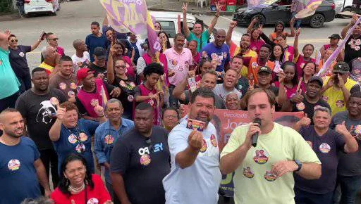 Alex Beraldo, apontado como miliciano, exibe santinho ao lado do deputado estadual Jorge Felippe Neto (Avante) durante a campanha de 2022