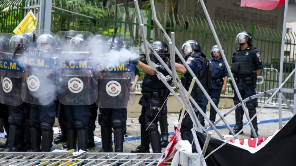 Em cidades de São Paulo, guarda civil se militarizou para exercer papel de polícia