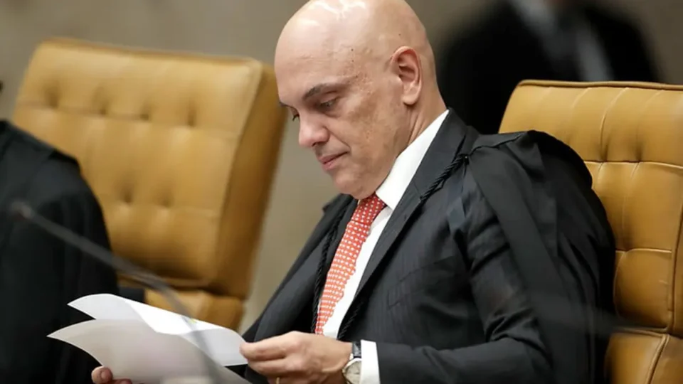 Moraes condiciona volta do X a pagamento de multas