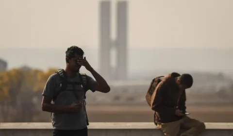 Dois incêndios chamuscam a vida nacional