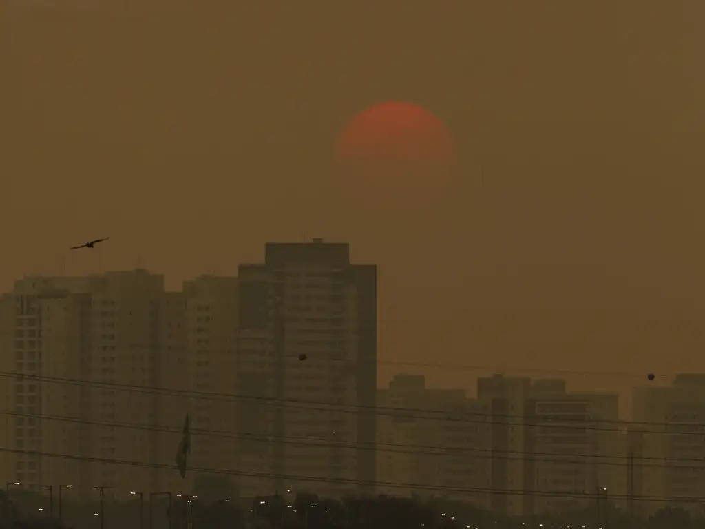 Fumaça das queimadas encobre por do sol em São Paulo.