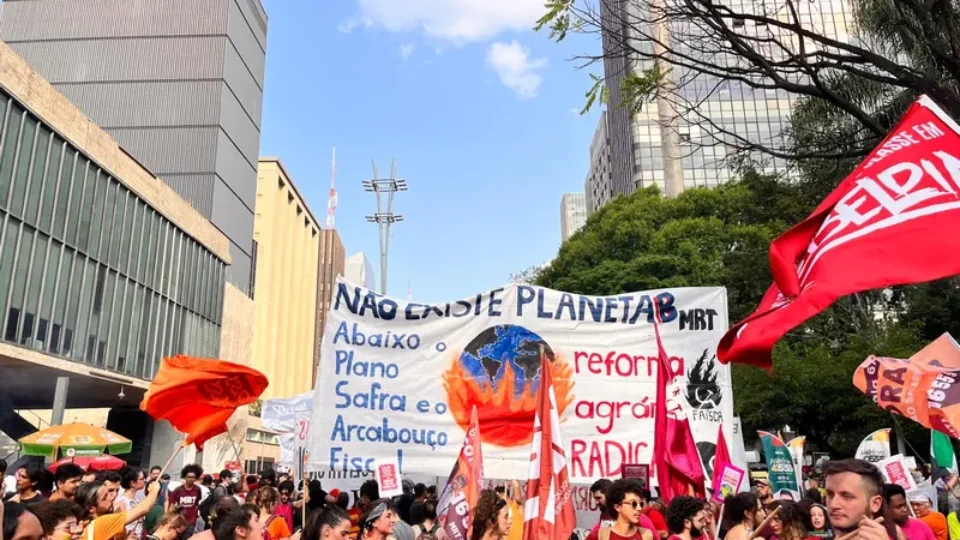 Ato em São Paulo alerta para crise climática e cobra ações efetivas de autoridades