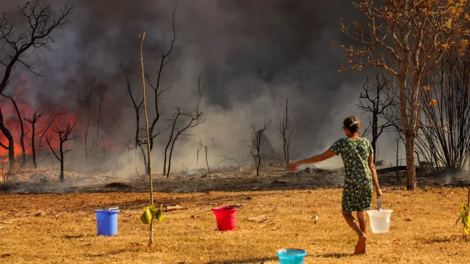 PF abre inquérito para investigar incêndio em Brasília