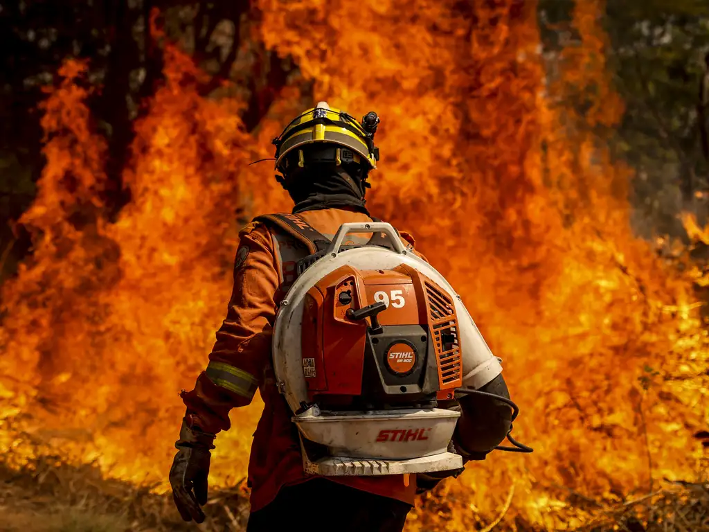 Brigadistas do Instituto Brasília Ambiental e Bombeiros do Distrito Federal combatem queimadas em área de cerrado próxima ao aeroporto de Brasília.