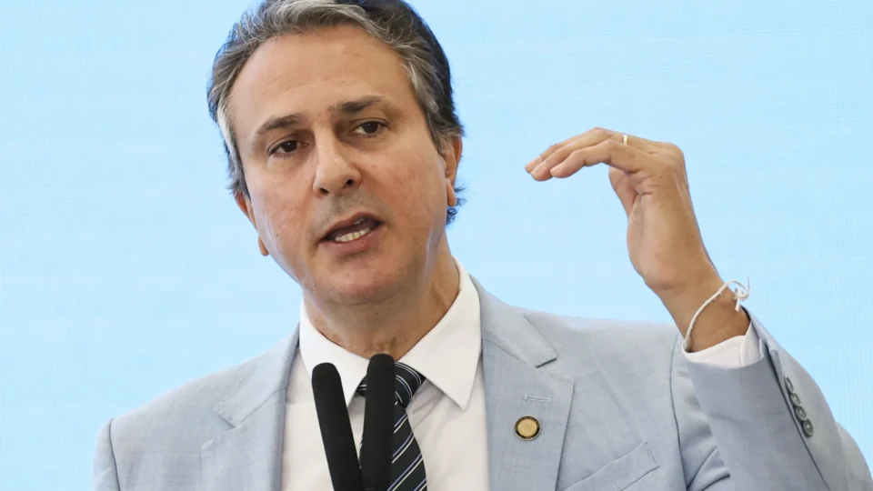 Camilo Santana diz que governo estuda Pé-de-Meia para estudantes universitários a partir de 2025