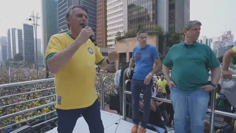 Bolsonaro pede ao Senado que coloque ‘freio’ em Alexandre de  Moraes