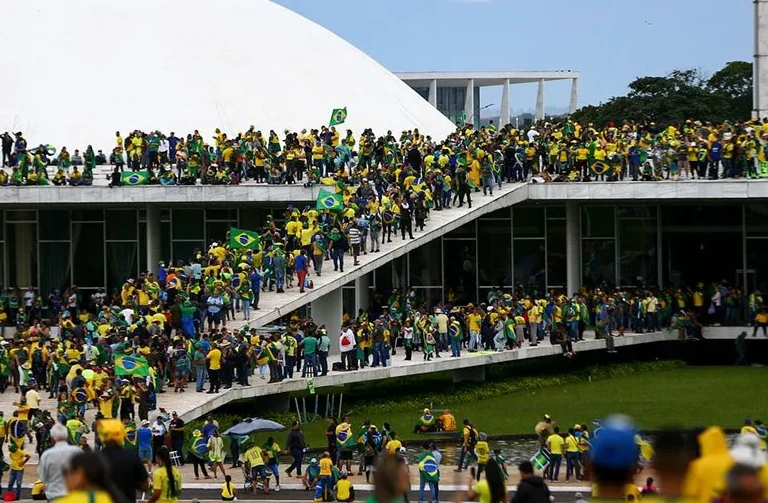 8/1: NÃO ESQUECEREMOS Sobem os créditos, mas 'Ainda estou aqui' segue em Brasília