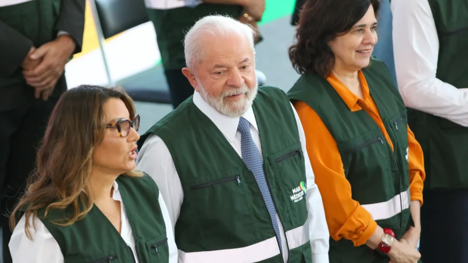 SUS tem estoques zerados após governo Lula reduzir entregas de vacinas da covid