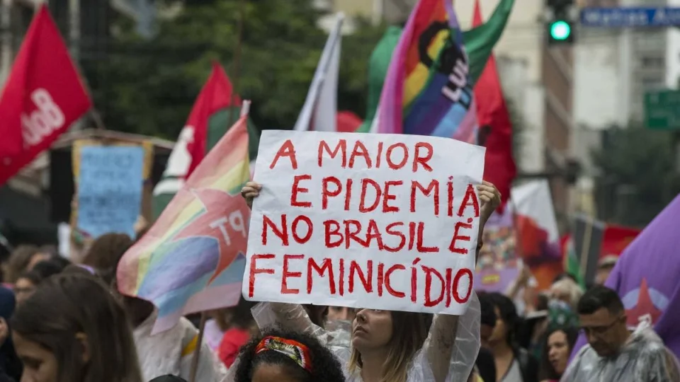 Nova lei de feminicídio deve acelerar investigações, mas não vai coibir o crime