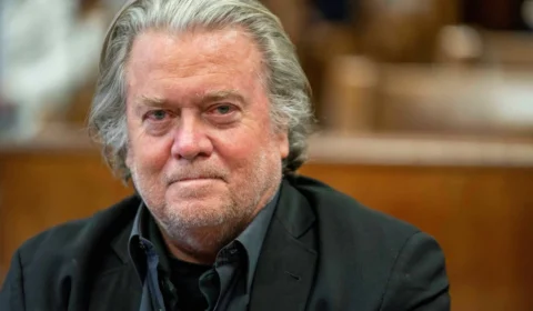 Steve Bannon, ex-estrategista de Trump, sai da prisão às vésperas das eleições nos EUA