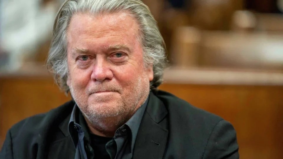 Steve Bannon, ex-estrategista de Trump, sai da prisão às vésperas das eleições nos EUA