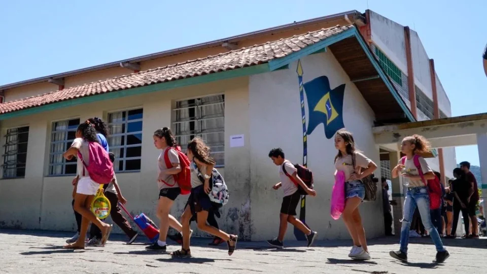 Escolas cívico-militares de SC gastam mais e pioram indicadores, mostra estudo